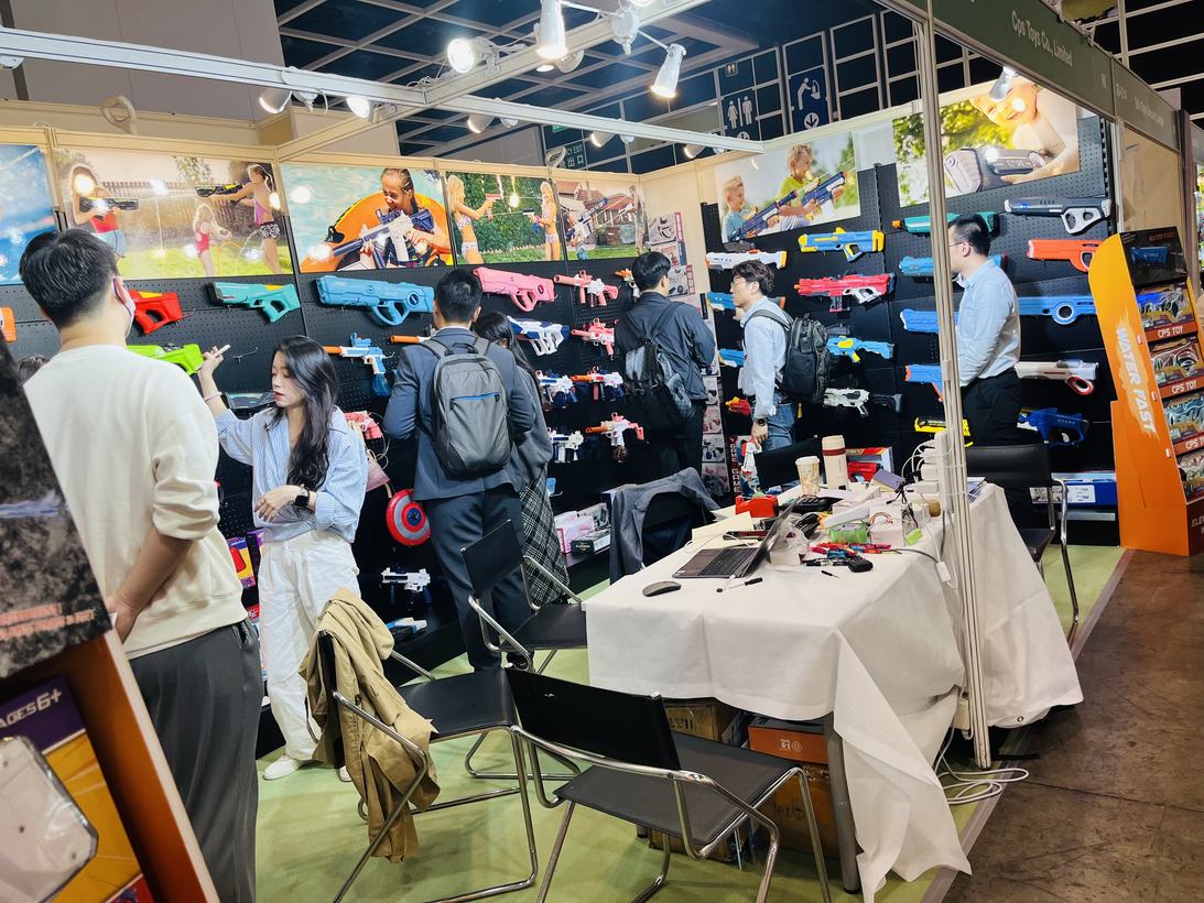 TopToyFactory water gun display for En gros buyers at Hong Kong toy fair