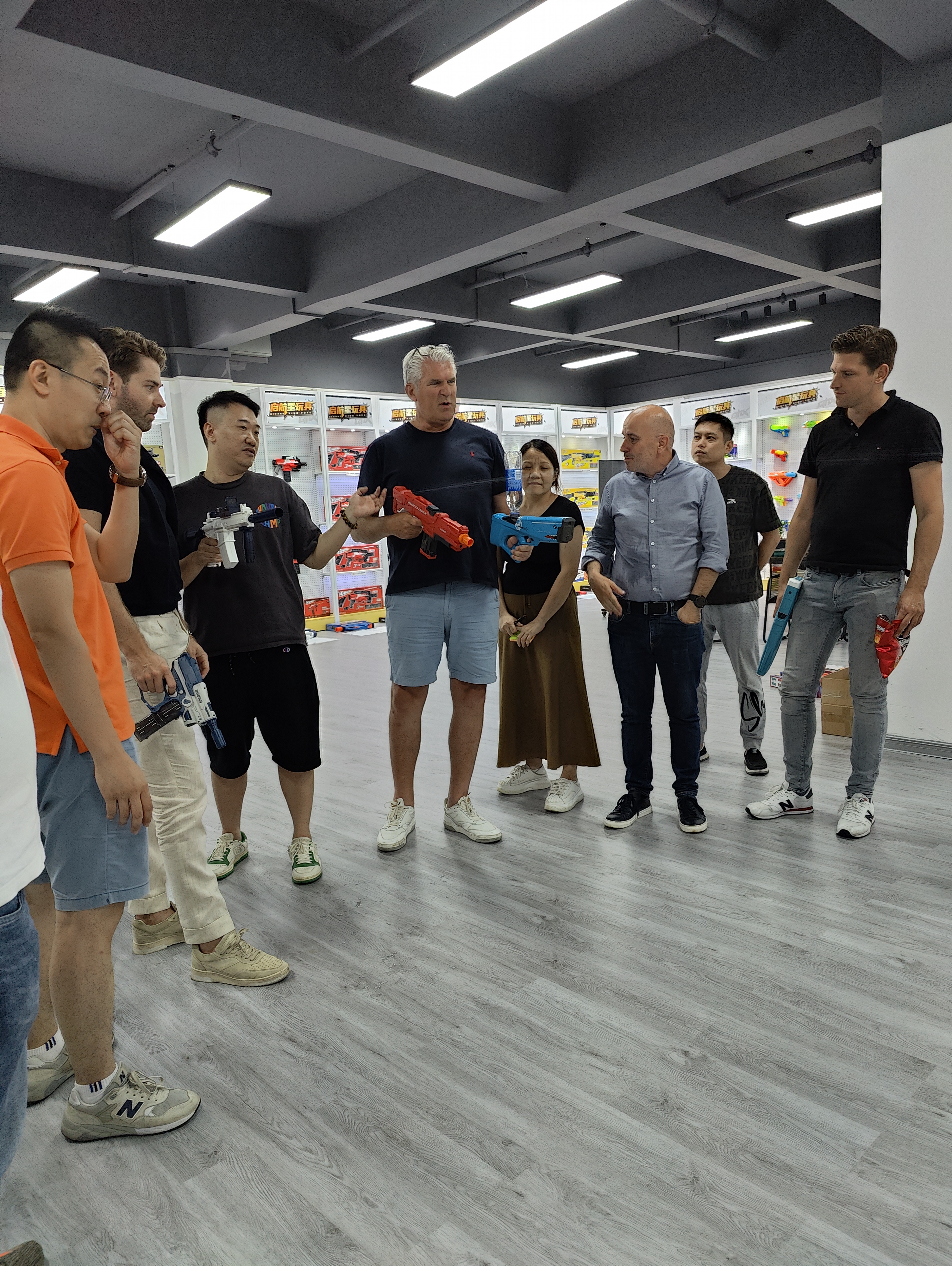 A photo from a factory or exhibition, avec a hash-based filename.